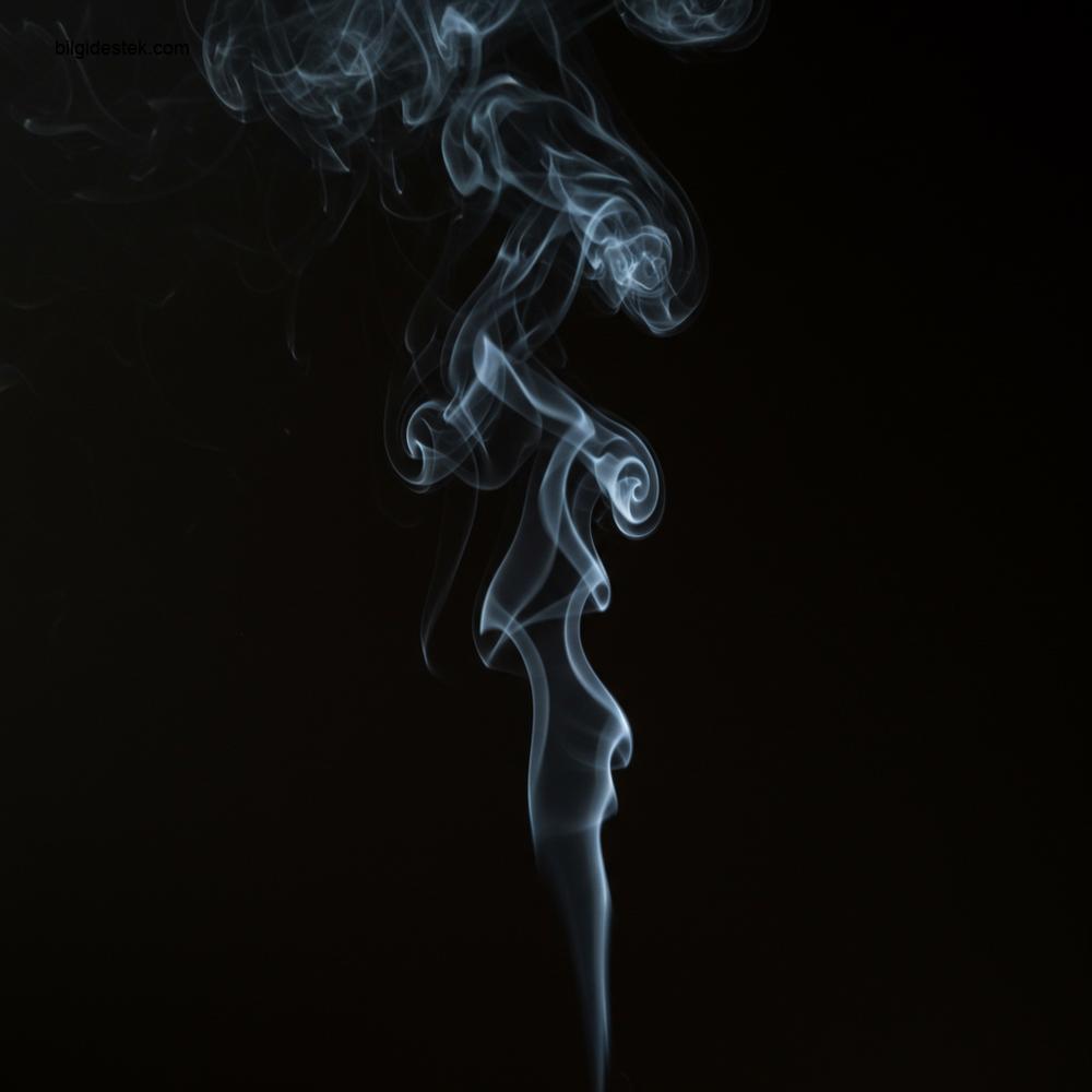 Koyu bir arka plan üzerinde yukarı doğru kıvrılan tek bir duman akışının stilize edilmiş ve gerçekçi tasviri.